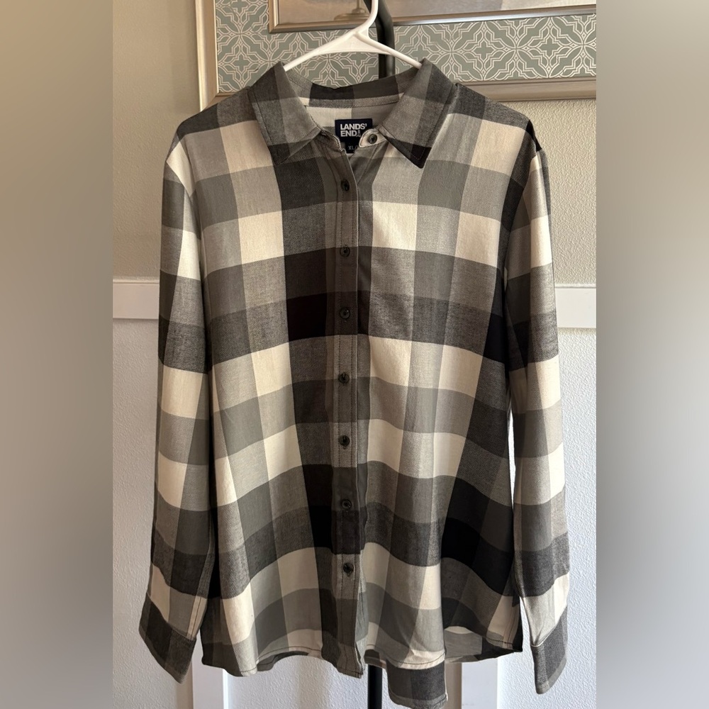 Lands’ End Plaid Button Up Shirt Women’s XL 100% Cotton. Stunning